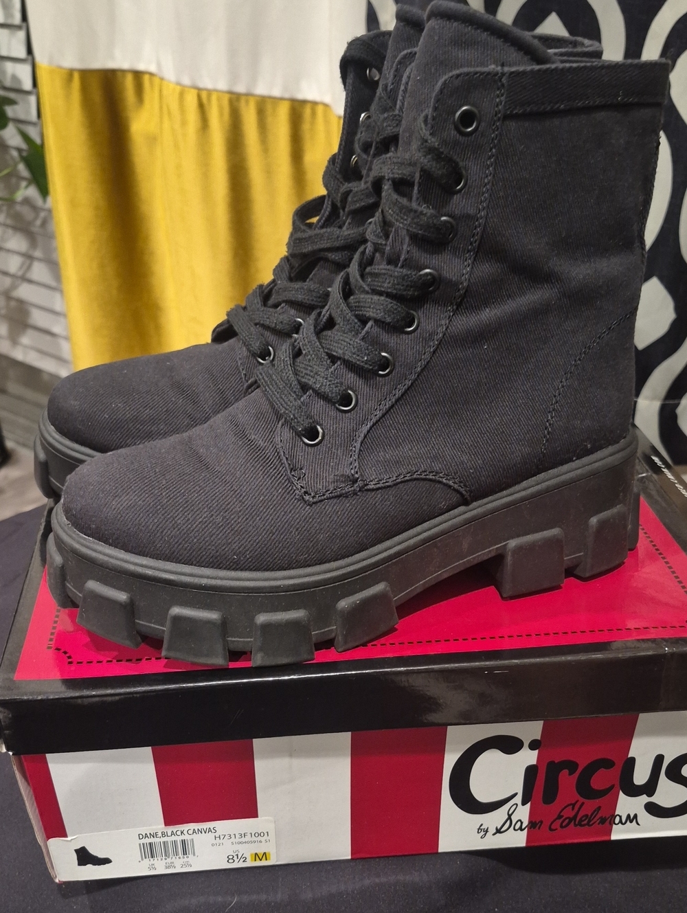 Circus by Sam EdelmanWomen's Dane Canvas Lug-Sole Sz. 8.5
